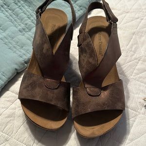 Brown gold wedges